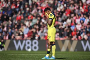 Romero-chowajacy-twarz-w-koszulce