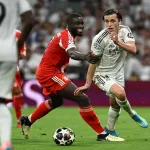 Grafika przedstawiająca dwóch piłkarzy walczących o piłkę.