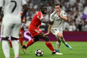 Grafika przedstawiająca dwóch piłkarzy walczących o piłkę.