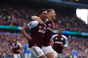 Watkins-i-Barkley-celebrujacy-gola