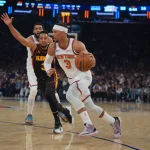 J. Hart i C. McCollum pod koszem, NBA, 23.04.26