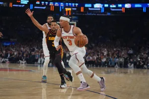 J. Hart i C. McCollum pod koszem, NBA, 23.04.26