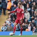 Van-Dijk-prowadzacy-pilke