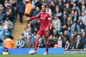 Van-Dijk-prowadzacy-pilke