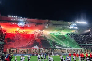 Oprawa-kibicow-Legii-Warszawa-podczas-spotkania-z-Cracovia-Krakow-foto-Alamy