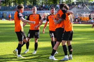 Zawodnicy-Chrobry-Glogow-cieszacy-sie-z-bramki-zdobytej-w-starciu-z-GKS-Tychy-foto-Alamy