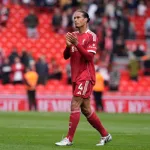 Van-DIjk-oklaskujacy-kibicow