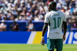 Mane-w-koszulce-reprezentacji-Senegalu