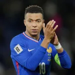 Mbappe-oklaskujacy-kibicow