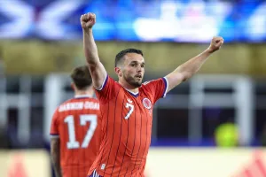 McGinn-celebrujacy-gola