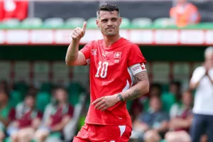 Xhaka-celebrujacy-gola
