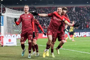 Rodado-wraz-z-kolegami-cieszy-sie-ze-zdobycia-bramki-dla-krakowskiego-klubu-2026-foto-Alamy