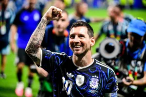 Messi-celebrujacy-zwyciestwo-nad-Anglia