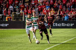 Gracze Lechi w starciu z graczem Widzewa