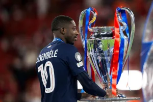 Dembele-z-pucharem-Ligi-Mistrzow