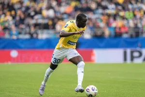 Ndiaye-prowadzacy-pilke
