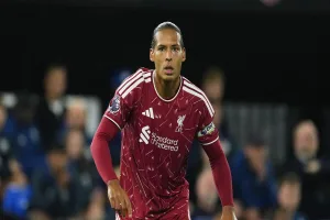 Van-Dijk-w-koszulce-Liverpoolu